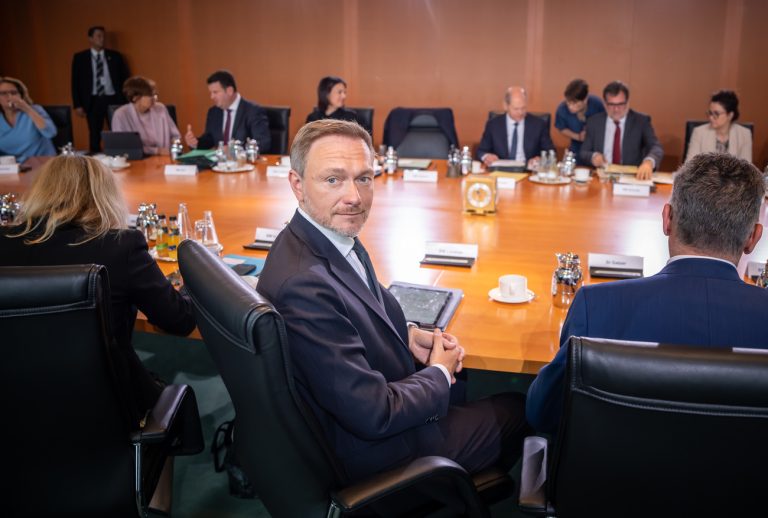 dpatopbilder - 05.07.2023, Berlin: Christian Lindner (FDP), Bundesminister der Finanzen, wartet auf den Beginn der Sitzung des Bundeskabinett im Kanzleramt. In der Kabinettssitzung soll der Entwurf für den Bundeshaushalt 2024 beschlossen werden. Foto: Michael Kappeler/dpa +++ dpa-Bildfunk +++ (KEYSTONE/DPA/Michael Kappeler)