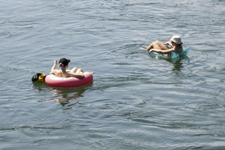 Vereinzelte Menschen kuehlen sich bei 35 Grad in der LImmat ab, aufgenommen am Dienstag, 11. Juli 2023 in Zuerich. (KEYSTONE/Ennio Leanza)