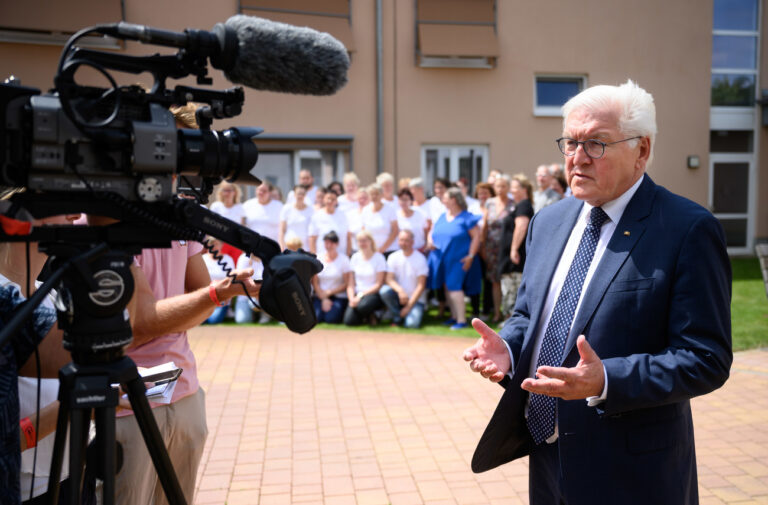 13.07.2023, Brandenburg, Werder An Der Havel: Bundespräsident Frank-Walter Steinmeier besucht das AWO-Seniorenzentrum Wachtelwinkel in Werder an der Havel und gibt dort zum Abschluss ein Statement gegenüber Medienvertretern. ·Altsein heißt nicht Alleinsein· ist das Motto der Einrichtung der Arbeiterwohlfahrt, in der es unterschiedliche Wohn- und Betreuungsformen für Senioren gibt. Von stationärer Pflege über Senioren-WG bis hin zu betreutem Wohnen. Foto: Bernd von Jutrczenka/dpa +++ dpa-Bildfunk +++ (KEYSTONE/DPA/Bernd von Jutrczenka)