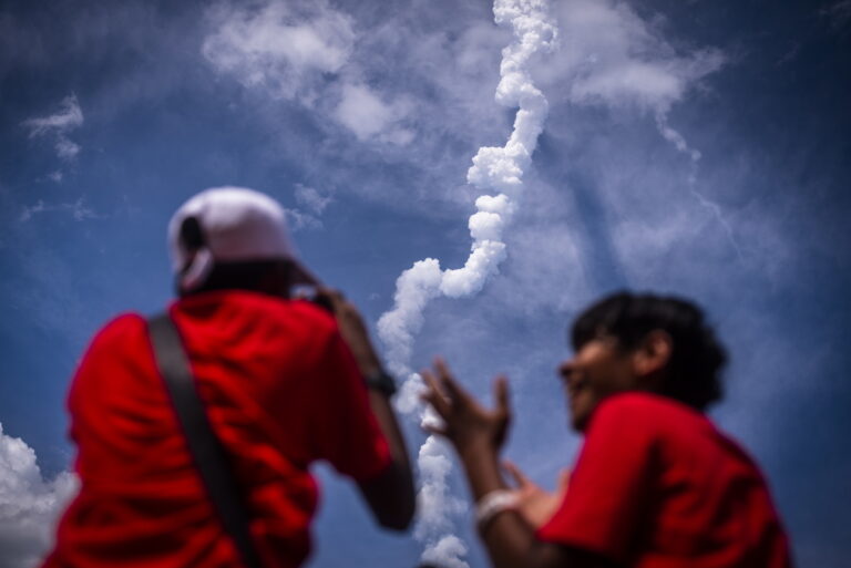epa10745615 Spectators watch as the Indian Space Research Organisation (ISRO)'s Chandrayaan-3 (Moon Vehicle-3), on board the Launch Vehicle Mark-III Mission 4 (LVM3 M4), lifts off from the Satish Dhawan Space Centre (SDSC) in Sriharikota, in the Southern state of Andhra Pradesh, India, 14 July 2023. India's national space agency Indian Space Research Organisation (ISRO) launches its third lunar exploration mission Chandrayaan-3 (Moon Vehicle-3), on board the Launch Vehicle Mark-III Mission 4 (LVM3 M4) at 02:35 pm IST at the spaceport in Sriharikota. Chandrayaan-3 is the country's first major mission since Prime Minister Narendra Modi's government introduced policies for investment in the space sector to facilitate private satellite launches. Built on a budget of less than $75 million, the Indian space agency attempts to land a rover on the moon and join the group of nations comprising the United States, the former Soviet Union, and China that have made successful soft landings on the moon. (KEYSTONE/EPA/IDREES MOHAMMED)
