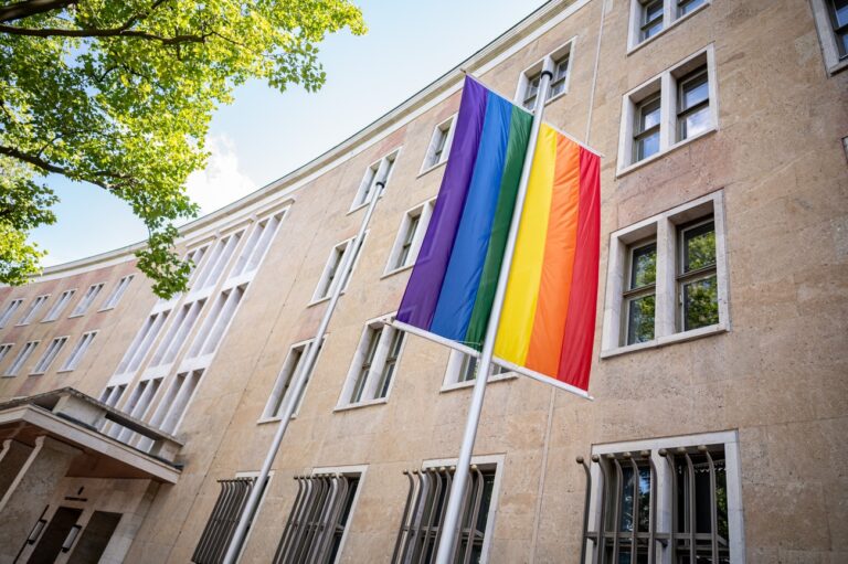 17.07.2023, Berlin: Eine Pride-Flagge weht vor dem Polizeipräsidium am Platz der Luftbrücke. Berlins neuer Queer-Beauftragter Pantisano (SPD) hat wegen eines Tweets Strafanzeige gegen den Journalisten und Ex-Chefredakteur der «Bild»-Zeitung, Reichelt, gestellt. Aus seiner Sicht sei der Straftatbestand der Volksverhetzung erfüllt, so Pantisano. Foto: Fabian Sommer/dpa +++ dpa-Bildfunk +++ (KEYSTONE/DPA/Fabian Sommer)