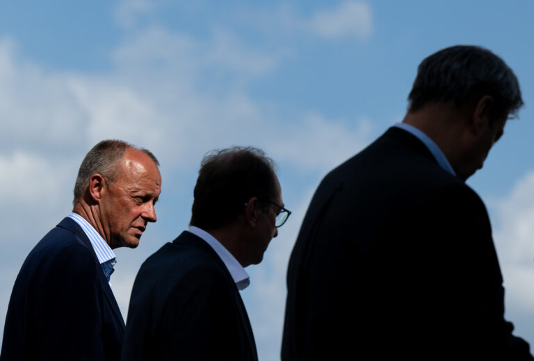 19.07.2023, Bayern, Andechs: Friedrich Merz (l-r), CDU Bundesvorsitzender und Fraktionsvorsitzender der CDU/CSU Fraktion, Alexander Dobrindt, Vorsitzender der CSU Landesgruppe im Deutschen Bundestag, und Markus Söder (CSU), Ministerpräsident von Bayern, geben während der Klausur der CSU-Landesgruppe im Bundestag ein Pressestatement am Kloster Andechs. Foto: Sven Hoppe/dpa +++ dpa-Bildfunk +++ (KEYSTONE/DPA/Sven Hoppe)