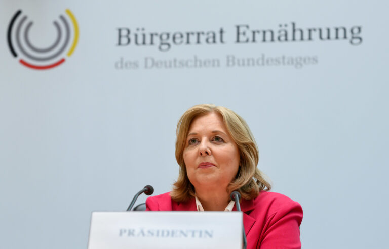 21.07.2023, Berlin: Bundestagspräsidentin Bärbel Bas (SPD) sitzt bei der Bürgerlotterie, bei der sie die Teilnehmenden des ersten Bürgerrates 