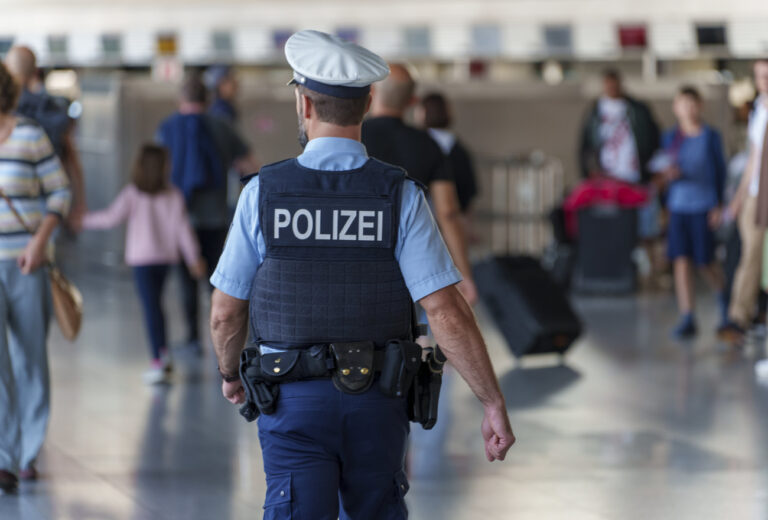 22.07.2023, Hessen, Frankfurt/Main: Ein Polizist geht am Flughafen Frankfurt Main auch das Terminal 1. In wenigen Tagen beginnen in Hessen die Sommerferien (24.07.- 01.09.2023). Das Reiseaufkommen ist schon jetzt an Deutschlands größtem Airport entsprechend hoch. Foto: Andreas Arnold/dpa +++ dpa-Bildfunk +++ (KEYSTONE/DPA/Andreas Arnold)