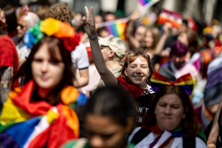 22.07.2023, Berlin: Eine Person zeigt das Peace-Zeichen inmitten der Teilnehmer der 45. Berlin Pride-Parade zum Christopher Street Day (CSD). Der Berliner CSD ist eine der größten Veranstaltungen der lesbischen, schwulen, bisexuellen, trans-, intergeschlechtlichen und queeren (LGBTIQ) Community in Europa. Foto: Fabian Sommer/dpa +++ dpa-Bildfunk +++ (KEYSTONE/DPA/Fabian Sommer)