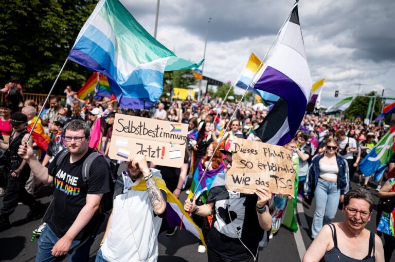 22.07.2023, Berlin: Menschen ziehen auf der 45. Berlin Pride-Parade zum Christopher Street Day (CSD) mit Pride Flaggen und Plakaten mit der Aufschrift ·Selbstbestimmung jetzt· durch die Stadt. Der Berliner CSD ist eine der größten Veranstaltungen der lesbischen, schwulen, bisexuellen, trans-, intergeschlechtlichen und queeren (LGBTIQ) Community in Europa. Foto: Fabian Sommer/dpa +++ dpa-Bildfunk +++ (KEYSTONE/DPA/Fabian Sommer)