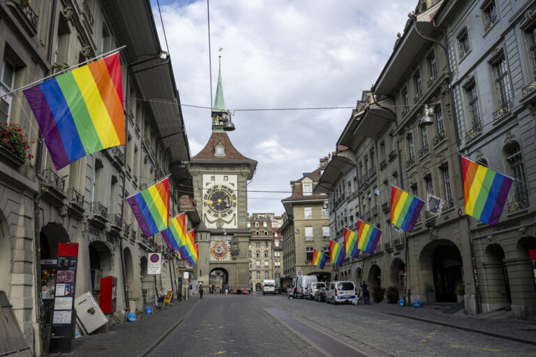Regenbogenfahnen haengen beim Zytglogge, am Dienstag, 25. Juli 2023, in Bern. Bis am Samstag finden in Bern die Euro Games statt, die sich auch an LGBTQ Personen richten. (KEYSTONE/Peter Schneider)