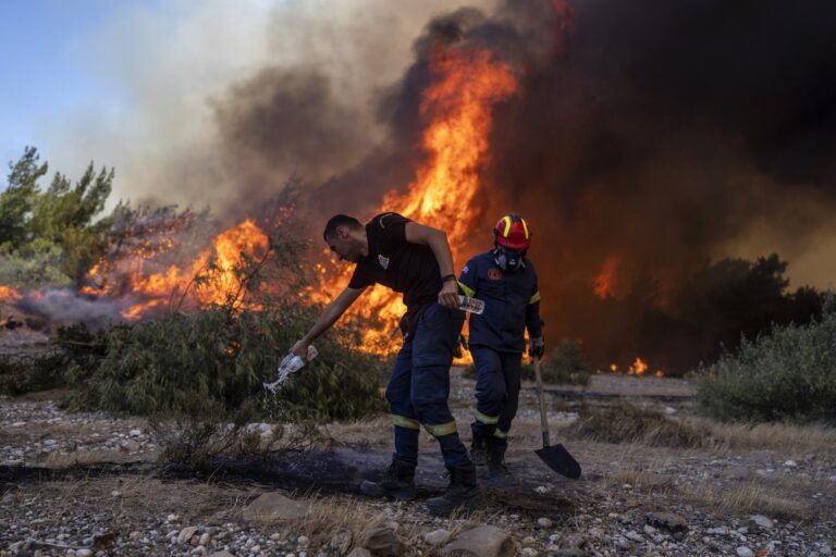 Direktbeteiligte in Rhodos berichten von kritischen Situationen und enormen Anstrengungen zur Feuerbekämpfung und Evakuierung. Hier ihre andere Sicht