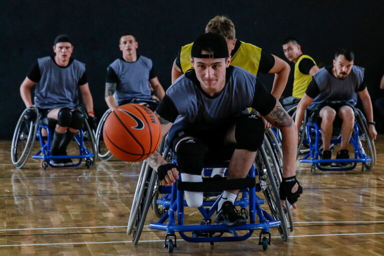 epa10771420 Members of national basketball team for Invictus Games fight for the ball during an open training session in Kyiv, Ukraine, 27 July 2023. The Invictus Games Foundation offers a recovery pathway for international wounded, injured and sick servicemen and women. EPA/OLEG PETRASYUK