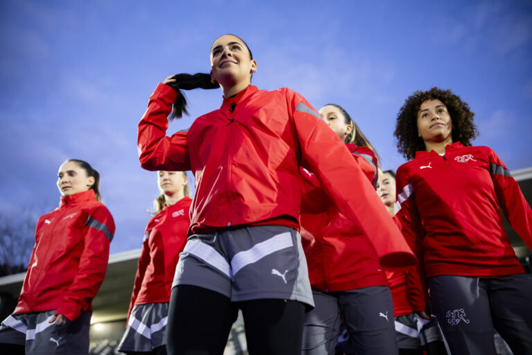 Switzerland's Sandrine Mauron, Laura Felber, Meriame Terchoun, Viola Calligaris, Seraina Piubel and Amira Arfaoui, left to right, arrive for a training session on a training ground next to the Dunedin Stadium the day before their FIFA Women's World Cup match against New Zealand in Dunedin, New Zealand on Saturday July 29, 2023. (KEYSTONE/Michael Buholzer)