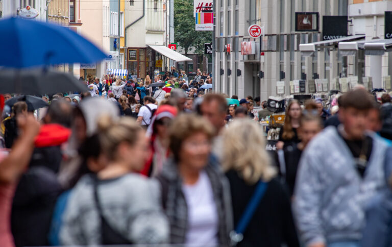 31.07.2023, Mecklenburg-Vorpommern, Stralsund: Passanten gehen durch die Einkaufstraße Ossenreyerstraße in der Altstadt. Die Meteorologen erwarten auch in den kommenden Tagen wechselhaftes Wetter an der Ostsee. Foto: Stefan Sauer/dpa - ACHTUNG: Verwendung nur im vollen Format +++ dpa-Bildfunk +++ (KEYSTONE/DPA/Stefan Sauer)