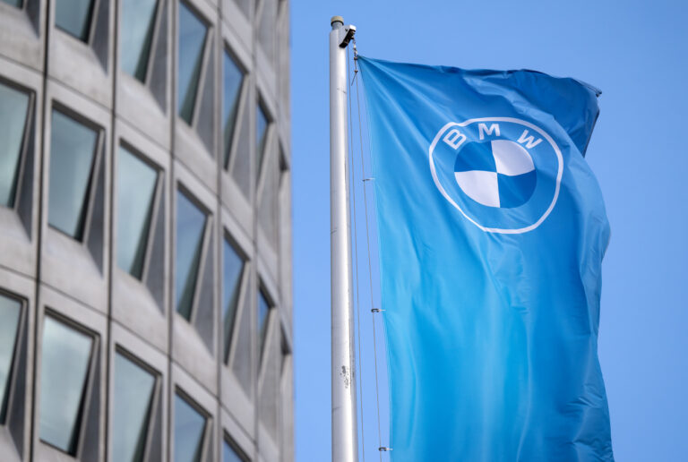 ARCHIV - 02.11.2022, Bayern, München: Eine Fahne mit dem Logo von BMW ist vor der Firmenzentrale zu sehen. BMW hat im zweiten Quartal trotz eines starken Tagesgeschäftes etwas weniger Gewinn geschrieben. (zu dpa: «BMW verdient etwas weniger») Foto: Sven Hoppe/dpa +++ dpa-Bildfunk +++ (KEYSTONE/DPA/Sven Hoppe)