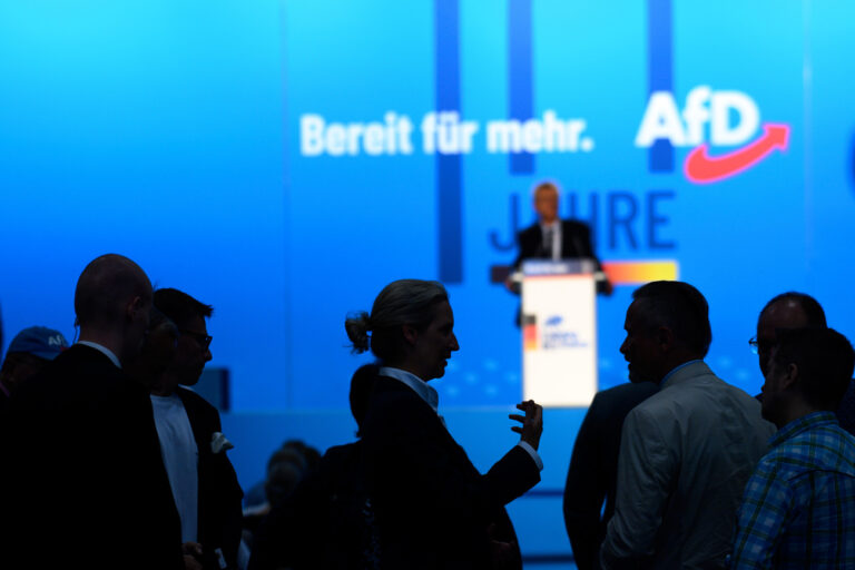 06.08.2023, Sachsen-Anhalt, Magdeburg: Alice Weidel (M), AfD-Bundesvorsitzende und Fraktionsvorsitzende der AfD-Bundestragsfraktion spricht während der AfD Europawahlversammlung mit den Delegierten. Die AfD setzte in Magdeburg den zweiten Teil der AfD Europawahlversammlung fort. Foto: Klaus-Dietmar Gabbert/dpa +++ dpa-Bildfunk +++ (KEYSTONE/DPA/Klaus-Dietmar Gabbert)