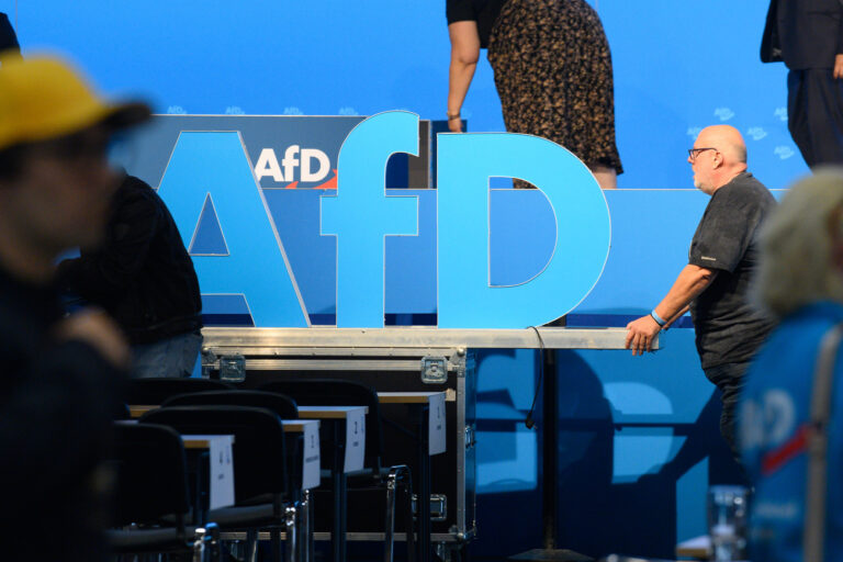 06.08.2023, Sachsen-Anhalt, Magdeburg: Helfer schieben nach der AfD Europawahlversammlung das AfD Logo aus der Messehalle. Die Delegierten hatten am Ende der AfD Europawahlversammlung das Wahlprogramms für die Europawahl angenommen. Foto: Klaus-Dietmar Gabbert/dpa +++ dpa-Bildfunk +++ (KEYSTONE/DPA/Klaus-Dietmar Gabbert)