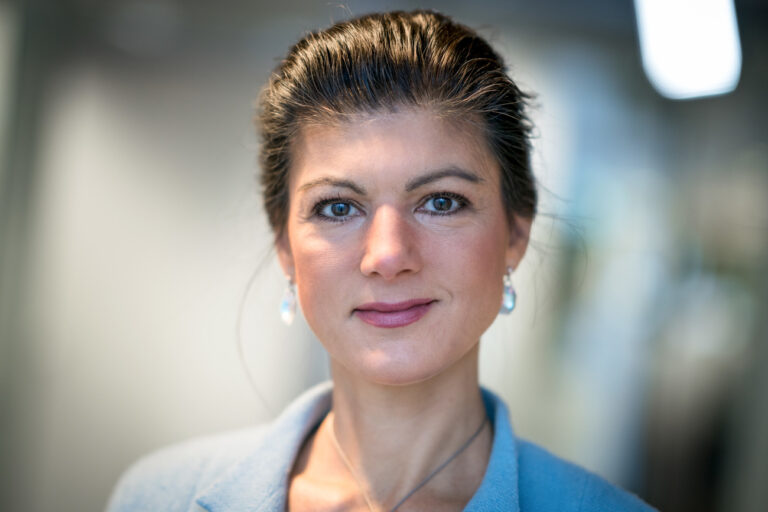 ARCHIV - 11.12.2018, Berlin: Sahra Wagenknecht, Fraktionsvorsitzende von Die Linke im Bundestag, aufgenommen bei einem dpa-Interview. Linken-Fraktionschefin Amira Mohamed Ali zieht sich wegen des Umgangs ihrer Partei mit Wagenknecht von ihrem Amt zurück.(zu dpa 