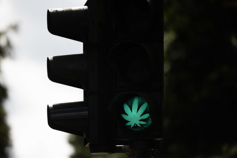 15.08.2023, Nordrhein-Westfalen, Aachen: Ein Cannabis-Blatt leuchtet während der Grünphase an einer Ampel. Die Cannabis-Legalisierung in Deutschland kann kommen. Das Bundeskabinett beschloss einen entsprechenden Gesetzesentwurf von Gesundheitsminister Lauterbach. Foto: Rolf Vennenbernd/dpa +++ dpa-Bildfunk +++ (KEYSTONE/DPA/Rolf Vennenbernd)