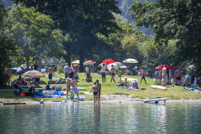 Die Menschen geniessen das Heisse Sommerwetter bei den Inseln im Reussdelta am Urnersee im Kanton Uri am Sonntag, 20. August 2023. (KEYSTONE/Urs Flueeler).