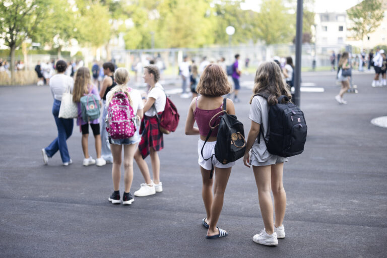 Jugendliche warten am ersten Schultag auf dem Pausenplatz auf eine Ansprache von Schulvorsteher Filippo Leutenegger in der sanierten und instand gesetzten Schulanlage Hofacker der Schule Hirslanden am ersten Schultag, am Montag, 21. August 2023 in Zuerich.(KEYSTONE/Michael Buholzer) *** AUFNAHME DARF NUR IN ZUSAMMENHANG MIT DER BERICHTERSTATTUNG ZUM SCHULBEGINN VERWENDET WERDEN ***