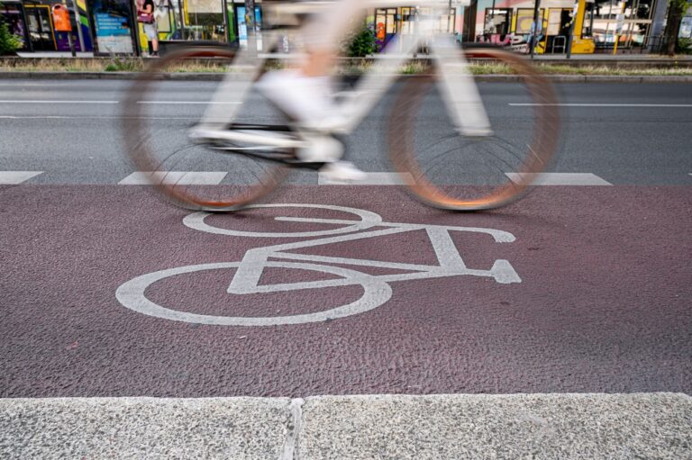 ARCHIV - 17.07.2023, Berlin: ILLUSTRATION - Fahrradfahrer fahren auf einem Radweg in Berlin-Friedrichshain. (zu dpa: «Pk Allianz pro Schiene, ACE Auto Club Europa und Allgemeiner Deutscher Fahrradclub zur Verkehrspolitik der Regierung») Foto: Fabian Sommer/dpa +++ dpa-Bildfunk +++ (KEYSTONE/DPA/Fabian Sommer)