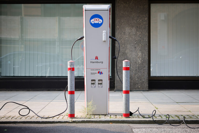 30.08.2023, Berlin: Zwei Elektrofahrzeuge werden an einer Ladesäule in der Innenstadt geladen. Verkehrsverbände haben der Ampel-Koalition zur Halbzeit der Wahlperiode ein schwaches Zwischenzeugnis ausgestellt. Der Ausbau der Ladeinfrastruktur für E-Autos geht demnach zu langsam voran. Foto: Christian Charisius/dpa +++ dpa-Bildfunk +++ (KEYSTONE/DPA/Christian Charisius)