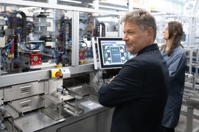 30.08.2023, Sachsen, Dresden: Robert Habeck (Bündnis 90/Die Grünen), Bundesminister für Wirtschaft und Klimaschutz, steht während eines Rundgangs in einer Werkhalle der Wasserstoff-Firma Sunfire vor einem Stapelautomaten. Die Firma Sunfire GmbH will am Dresdner Standort gut 255 Millionen Euro investieren und erhält dafür 162 Millionen Euro Fördergeld vom Staat. Foto: Sebastian Kahnert/dpa +++ dpa-Bildfunk +++ (KEYSTONE/DPA/Sebastian Kahnert)