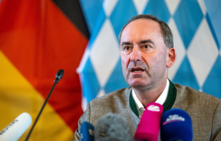 31.08.2023, Bayern, München: Hubert Aiwanger (Freie Wähler), Staatsminister für Wirtschaft, Landesentwicklung und Energie von Bayern, spricht auf einer Pressekonferenz. Bayerns Vize-Regierungschef Hubert Aiwanger hat sich in der Affäre um ein antisemitisches Flugblatt aus Schulzeiten entschuldigt. Foto: Peter Kneffel/dpa +++ dpa-Bildfunk +++ (KEYSTONE/DPA/Peter Kneffel)