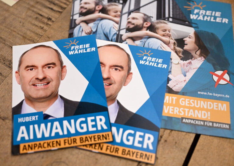 04.09.2023, Bayern, Abensberg: Flyer der Freien Wähler mit dem Abbild des Bundes- und bayerischen Landesvorsitzenden der Partei, H. Aiwanger, liegen vor Beginn des Politischen Frühschoppen Gillamoos auf einem Tisch. Das Gillamoos ist eines der größten und ältesten Volksfeste Niederbayerns und bietet traditionell einen politischen Schlagabtausch der Parteien. Foto: Sven Hoppe/dpa +++ dpa-Bildfunk +++ (KEYSTONE/DPA/Sven Hoppe)