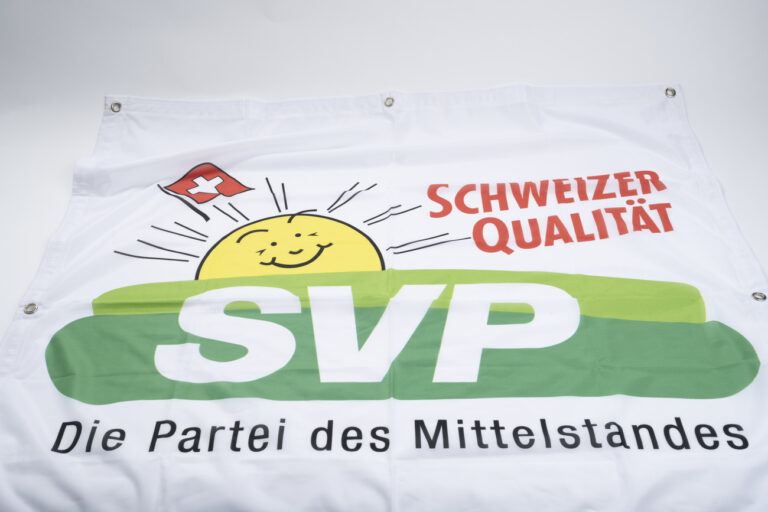 Eine Fahne der Schweizerischen Volkspartei (SVP) fotografiert anlaesslich der Eidgenoessischen Parlamentswahlen 2023, am 7. September 2023 in Zuerich. (KEYSTONE/Christian Beutler)