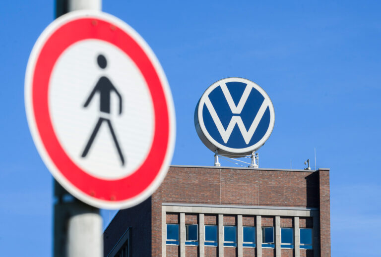 07.09.2023, Niedersachsen, Wolfsburg: Ein Schild ·Verbot für Fußgänger· steht in Sichtweite vom Markenhochhaus im Volkswagen Stammwerk. Foto: Julian Stratenschulte/dpa +++ dpa-Bildfunk +++ (KEYSTONE/DPA/Julian Stratenschulte)