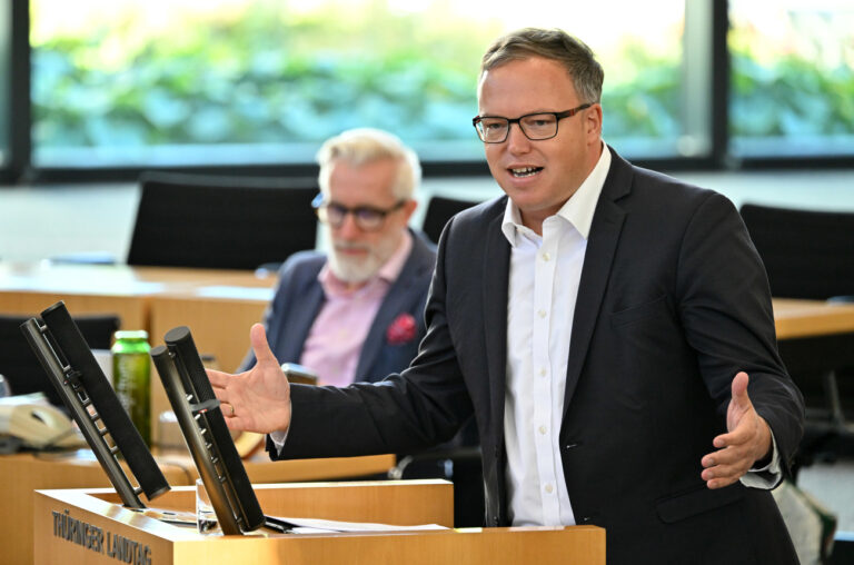 14.09.2023, Thüringen, Erfurt: Mario Voigt (CDU), Fraktionschef, spricht im Plenarsaal des Thüringer Landtag. Die Abgeordneten wollen an diesem Tag in erster Lesung den Haushalt für 2024 beraten. Außerdem will die Opposition eine Steuersenkung gegen die rot-rot-grüne Minderheitskoalition durchsetzen. Foto: Martin Schutt/dpa +++ dpa-Bildfunk +++ (KEYSTONE/DPA/Martin Schutt)