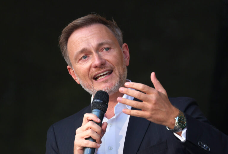 14.09.2023, Bayern, Augsburg: Der Bundesfinanzminister und FDP-Vorsitzende, Christian Lindner, spricht bei einer Wahlkampfveranstaltung der Bayern-FDP, im Vorfeld der bayerischen Landtagswahlen. Foto: Karl-Josef Hildenbrand/dpa +++ dpa-Bildfunk +++ (KEYSTONE/DPA/Karl-Josef Hildenbrand)