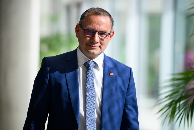 19.09.2023, Berlin: Tino Chrupalla, Vorsitzender der AfD-Bundestagsfraktion, kommt zu einem Statement vor der Sitzung der Bundestagsfraktion der AfD im Deutschen Bundestag. Foto: Bernd von Jutrczenka/dpa +++ dpa-Bildfunk +++ (KEYSTONE/DPA/Bernd von Jutrczenka)