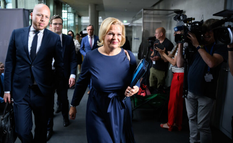 dpatopbilder - 20.09.2023, Berlin: Nancy Faeser (SPD), Bundesministerin für Inneres und Heimat, kommt zur Sitzung des Innenausschusses im Deutschen Bundestag. Die Mitglieder vom Innenausschuss wollen vor allem von der Bundesinnenministerin wissen, warum der frühere Präsident des Bundesamtes für Sicherheit in der Informationstechnik (BSI), Schönbohm, im vergangenen Jahr seinen Posten räumen musste. Foto: Bernd von Jutrczenka/dpa +++ dpa-Bildfunk +++ (KEYSTONE/DPA/Bernd von Jutrczenka)