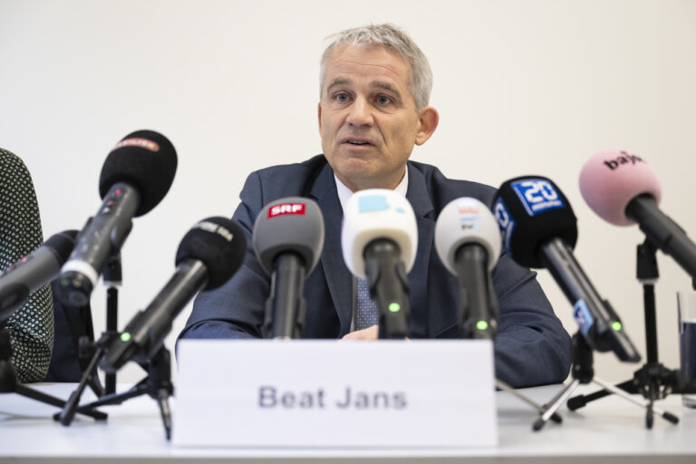 Der Basler Regierungspraesident Beat Jans (SP) spricht an einer Medienkonferenz ueber seine Bundesratskandidatur, am Freitag, 22. September 2023 in Bern. (KEYSTONE/Anthony Anex)