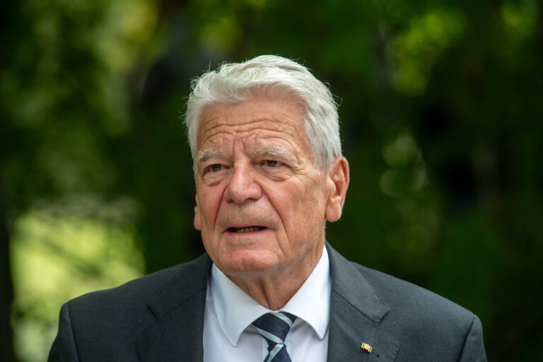 23.09.2023, Mecklenburg-Vorpommern, Neubrandenburg: Bundespräsident a.D. Joachim Gauck spricht die Gedenkrede auf der Gedenkveranstaltung zum 75. Jahrestag der Schließung der Lager in Fünfeichen. In den Lagern Fünfeichen bei Neubrandenburg waren im Zweiten Weltkrieg und auch danach Tausende Menschen eingesperrt. Das letzte Lager, vom Sowjet-Geheimdienst NKWD, wurde vor 75 Jahren geschlossen. Daran soll mit Alt-Bundespräsident Gauck erinnert werden. Foto: Stefan Sauer/dpa +++ dpa-Bildfunk +++ (KEYSTONE/DPA/Stefan Sauer)