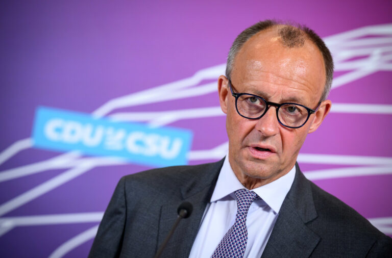 ARCHIV - 19.09.2023, Berlin: Friedrich Merz, Vorsitzender der CDU/CSU-Bundestagsfraktion, äußert sich vor der Sitzung der Bundestagsfraktion der Union im Deutschen Bundestag. CDU-Chef Friedrich Merz schließt eine Zusammenarbeit seiner Partei mit der AfD als «unvorstellbar» aus.(zu dpa «CDU-Chef Merz: Zusammenarbeit mit AfD «unvorstellbar»») Foto: Bernd von Jutrczenka/dpa +++ dpa-Bildfunk +++ (KEYSTONE/DPA/Bernd von Jutrczenka)