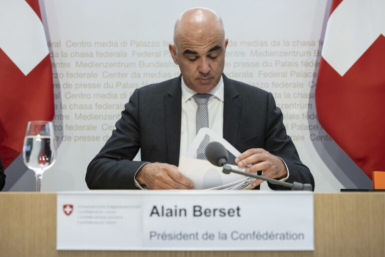 Bundespraesident Alain Berset spricht an einer Medienkonferenz zu der Erhoehung der Krankenkassenpraemien 2024, am Dienstag, 26. September 2023, in Bern. (KEYSTONE/Peter Schneider)