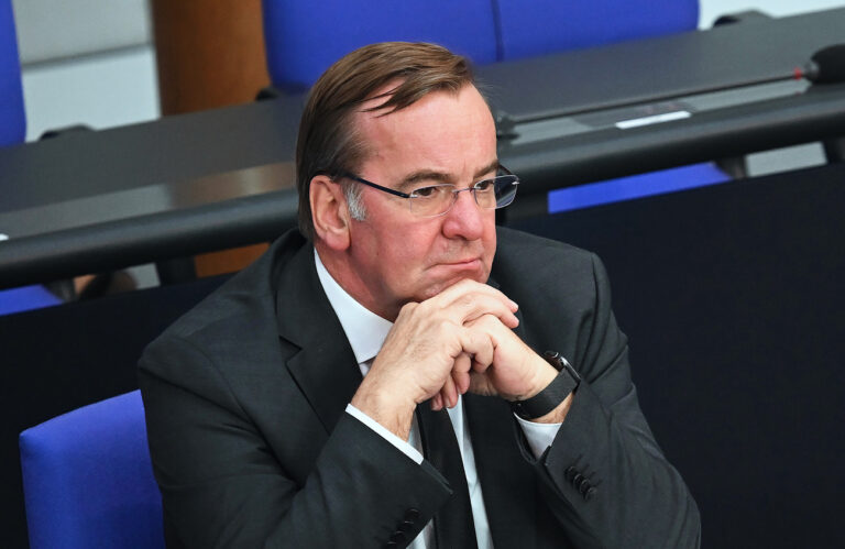 27.09.2023, Berlin: Boris Pistorius (SPD), Bundesminister der Verteidigung, nimmt an der Sitzung im Bundestag teil. Thema der Debatte ist der Bundeswehreinsatz im Irak. Foto: Britta Pedersen/dpa +++ dpa-Bildfunk +++ (KEYSTONE/DPA/Britta Pedersen)