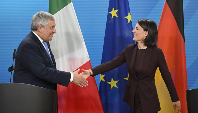 ABD0076_20230928 - BERLIN - DEUTSCHLAND: 28.09.2023, Berlin: Außenministerin Annalena Baerbock (Bündnis 90/Die Grünen) und ihr italienischer Amtskollege, Antonio Tajani, geben sich am Ende einer gemeinsamen Pressekonferenz im Auswärtigen Amt in Berlin die Hand. Foto: Tobias Schwarz/POOL/AFP/dpa +++ dpa-Bildfunk +++. - FOTO: APA/POOL/AFP/Tobias Schwarz