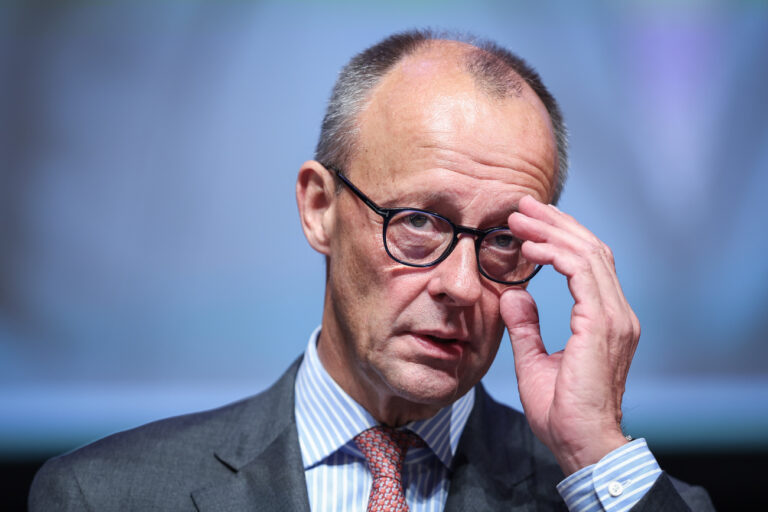 ARCHIV - 30.09.2023, Sachsen-Anhalt, Magdeburg: Friedrich Merz, CDU-Bundesvorsitzender, spricht auf dem CDU-Landesparteitag Sachsen-Anhalts. Die Politik überlegt, wie deutsche Unternehmen im internationalen Wettbewerb besser bestehen können. CDU-Chef Merz schlägt eine große Steuerreform vor. Die Finanzierung ist nicht geklärt.(zu dpa 