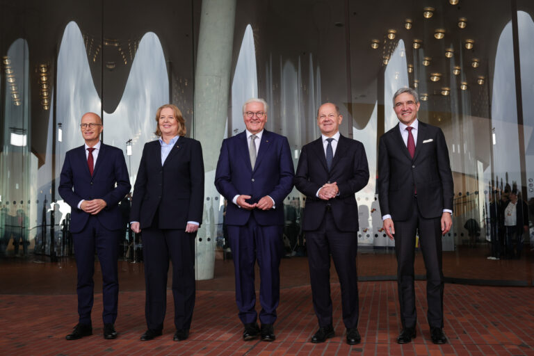 03.10.2023, Hamburg: Peter Tschentscher (SPD, l-r), Erster Bürgermeister in Hamburg, Bärbel Bas (SPD), Bundestagspräsidentin, Bundespräsident Frank-Walter Steinmeier, Bundeskanzler Olaf Scholz (SPD) und Stephan Harbarth, Präsident des Bundesverfassungsgerichts, stehen vor dem Festakt zum Tag der Deutschen Einheit in Hamburg auf der Plaza der Elbphilharmonie für ein Gruppenfoto zusammen. Im Rahmen der Bundesratspräsidentschaft richtet Hamburg unter dem Motto ·Horizonte öffnen· die zentralen Feierlichkeiten zum Tag der Deutschen Einheit aus. Foto: Christian Charisius/dpa +++ dpa-Bildfunk +++ (KEYSTONE/DPA/Christian Charisius)