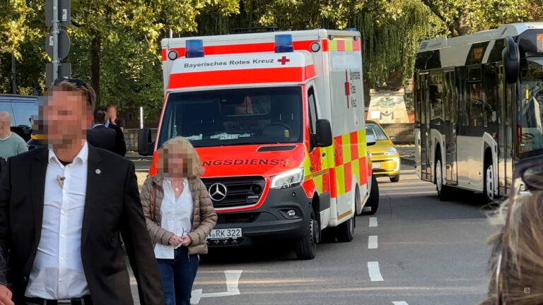 04.10.2023, Bayern, Ingolstadt: Ein Krankenwagen steht am Rande einer Wahlkampfveranstaltung in Ingolstadt. Vier Tage vor der bayerischen Landtagswahl will der AfD-Chef Chrupalla in Ingolstadt sprechen, muss aber während der Veranstaltung plötzlich medizinisch behandelt werden. Die Umstände sind unklar. Foto: News5/News5 /dpa +++ dpa-Bildfunk +++ (KEYSTONE/DPA/News5)