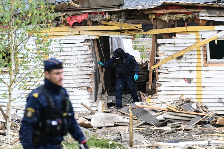 epa10901096 Police investigate the scene of an explosion at a house in Kungsaengen, north of Stockholm, Sweden, 05 October 2023. EPA/Jonas Ekströmer/TT SWEDEN OUT