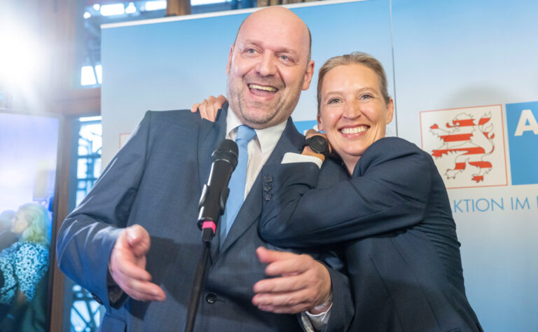 08.10.2023, Hessen, Wiesbaden: Robert Lambrou, Co-Landesvorsitzender der AfD Hessen, und Bundessprecherin Alice Weidel jubeln über die erste Prognose bei der Landtagswahl in Hessen. In Hessen fand am Sonntag die Wahl zum 21. Hessischen Landtag statt. Foto: Helmut Fricke/dpa +++ dpa-Bildfunk +++ (KEYSTONE/DPA/Helmut Fricke)