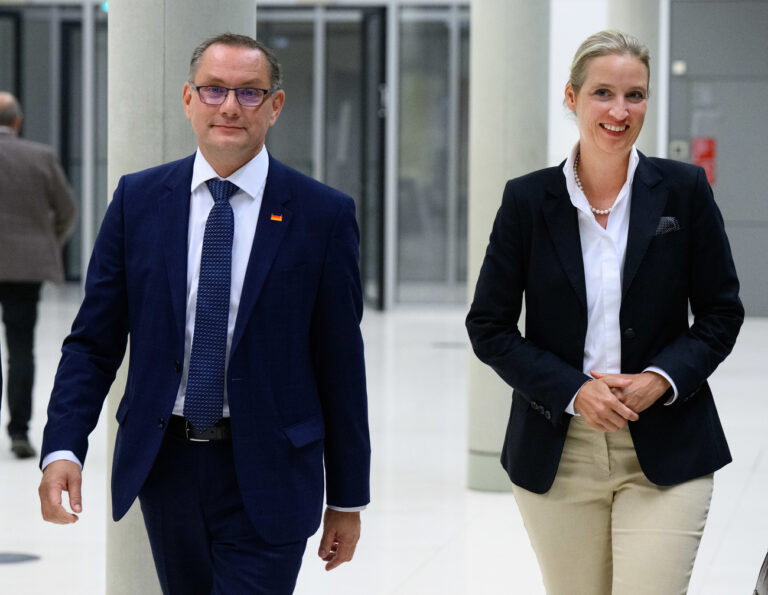 10.10.2023, Berlin: Die neu gewählten AfD-Fraktionsvorsitzenden Alice Weidel (r) und Tino Chrupalla kommen nach der Neuwahl des Fraktions-Vorstandes in der Sitzung der Bundestagsfraktion der AfD im Deutschen Bundestag zu einem Pressestatement. Foto: Bernd von Jutrczenka/dpa +++ dpa-Bildfunk +++ (KEYSTONE/DPA/Bernd von Jutrczenka)