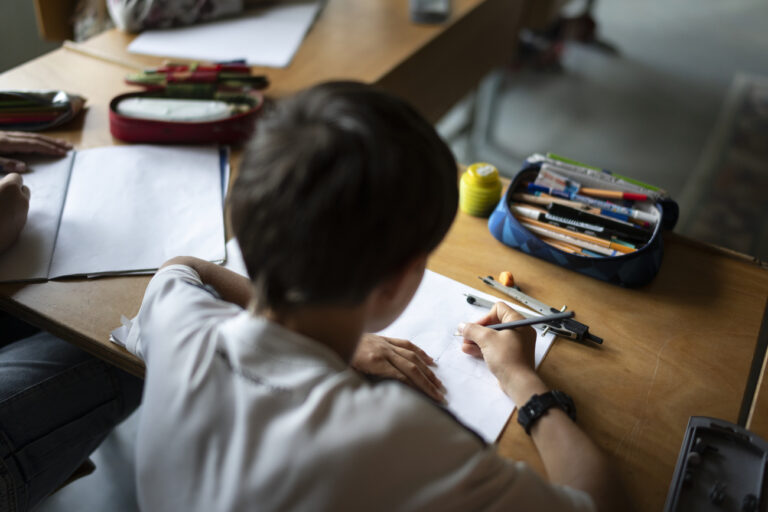 Die Kinder der 7. Klasse nehmen am Unterricht ueber Astronomie/Sternstunde teil, fotografiert im Rudolf Steiner Schule Sankt Gallen, am Dienstag, 12. September 2023 in St. Gallen. (KEYSTONE/Gaetan Bally)..