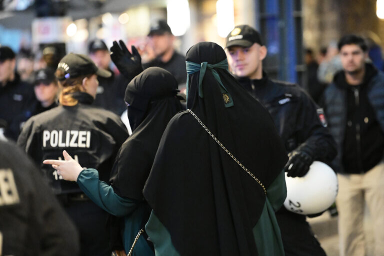 13.10.2023, Hamburg: Zwei Frauen nehmen an einer pro-palästinensischen Kundgebung vor dem Hauptbahnhof teil. Trotz Verbots der Veranstaltung versammelte sich eine Gruppe von Demonstranten, die Polizei reagierte mit Festnahmen. Nach dem Terrorangriff der Hamas auf Israel kam es deutschlandweit zu zahlreichen Reaktionen. Foto: Jonas Walzberg/dpa +++ dpa-Bildfunk +++ (KEYSTONE/DPA/Jonas Walzberg)