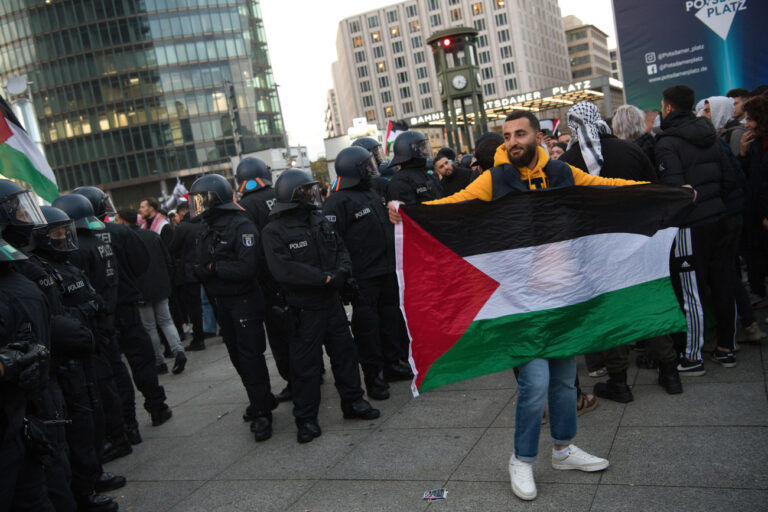 15.10.2023, Berlin: Polizisten (hinten) sind bei einer verbotenen Pro-Palästina-Demonstratin am Potsdamer Platz im Einsatz. Ein Mann hält dabei eine Palästinenser-Fahne. Foto: Paul Zinken/dpa +++ dpa-Bildfunk +++ (KEYSTONE/DPA/Paul Zinken)