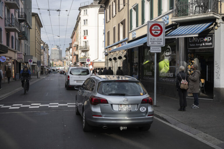 Autofahrer ignorieren das Tagfahrverbot durch die Langstrasse in Zuerich, aufgenommen am Donnerstag, 19. Oktober 2023. (KEYSTONE/Ennio Leanza)