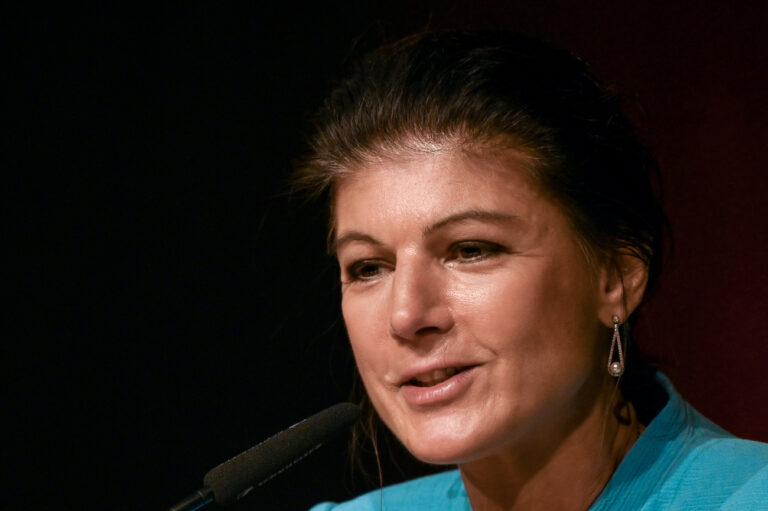 19.10.2023, Sachsen-Anhalt, Halle (Saale): Sahra Wagenknecht (Die Linke) bei ihrem Auftritt im Steintor Variete Halle. Die Linkenpolitikerin präsentierte ihr aktuelles Buch «Die Selbstgerechten». Foto: Heiko Rebsch/dpa +++ dpa-Bildfunk +++ (KEYSTONE/DPA/Heiko Rebsch)